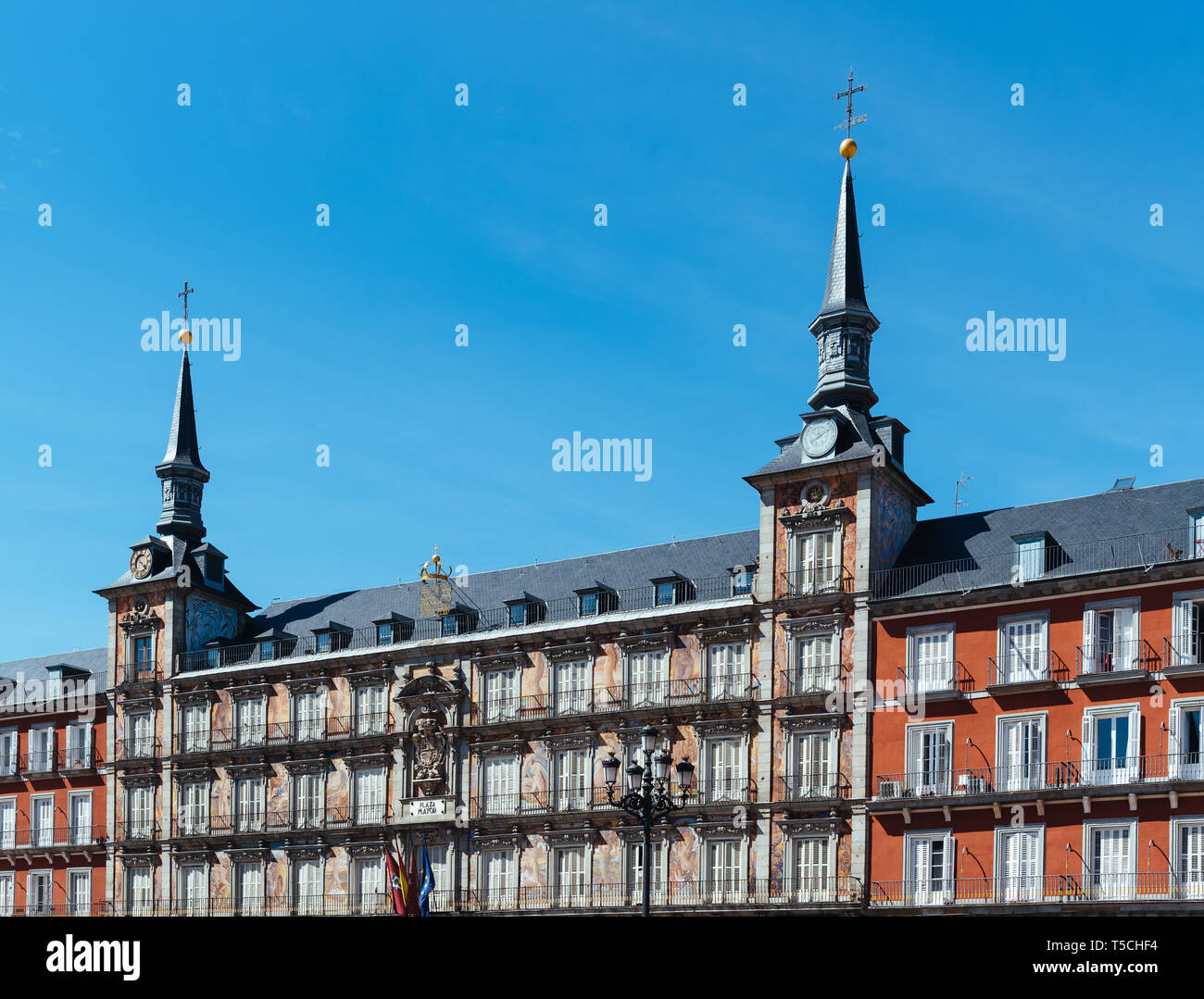 Madrid, Spanien - 14 April, 2019: Malerische Aussicht auf die Plaza Mayor von Madrid. Es ist ein Wahrzeichen im historischen Zentrum der Stadt. Stockfoto
