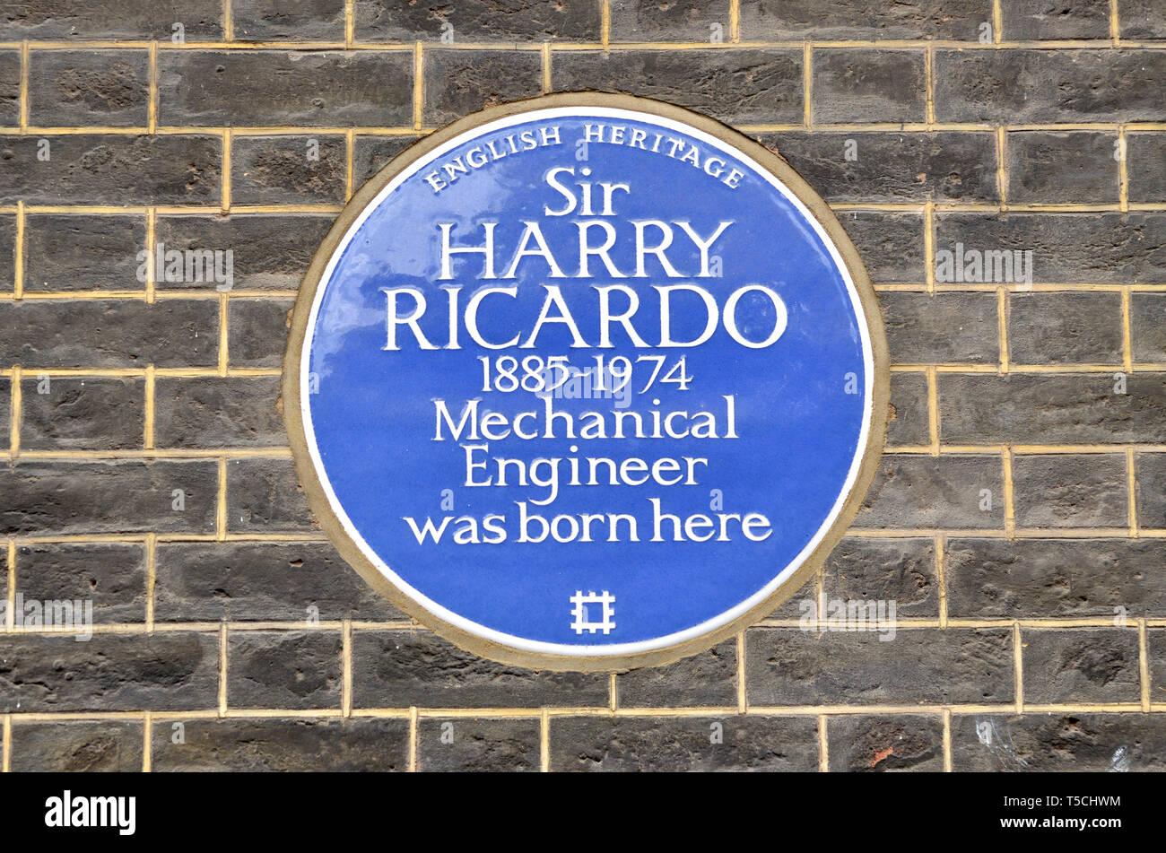 London, England, UK. Commemorative blaue Plakette: Sir Harry Ricardo 1885-1974 Maschinenbauingenieur wurde hier geboren - 13 Bedford Square (2005) Stockfoto