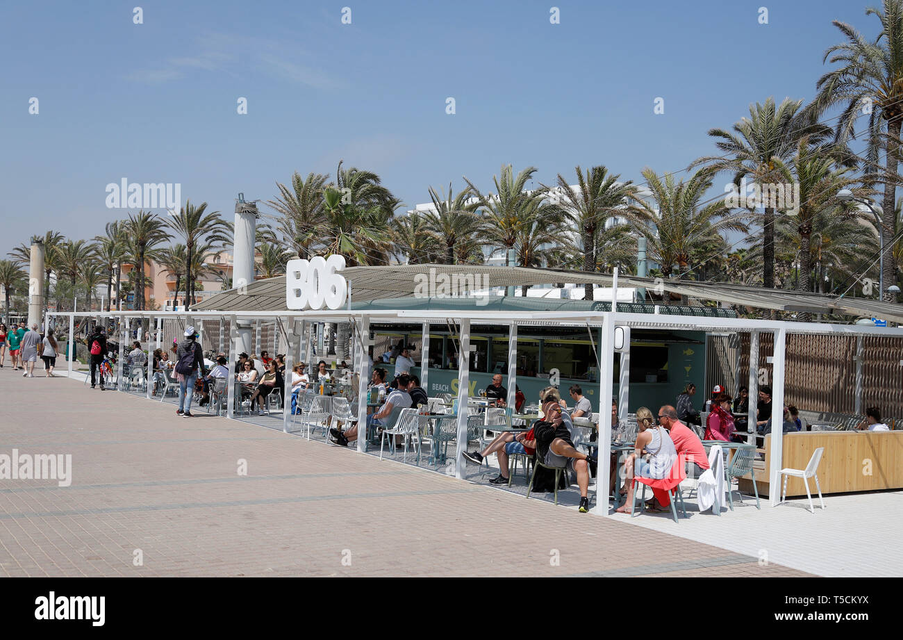 Palma de Mallorca, Spanien. 23 Apr, 2019. Die Gäste sitzen in der Beach Bar 'Ballermann 6' an der Playa de Palma. Die Mallorca Hotelier Association schätzt ein starker Rückgang der deutschen Vorbehalte für den Sommer gegenüber dem Vorjahr. Ein Drittel der Ausländer, die die Balearen besuchen Sie das ganze Jahr über die Deutschen sind. Credit: Clara Margais/dpa/Alamy leben Nachrichten Stockfoto