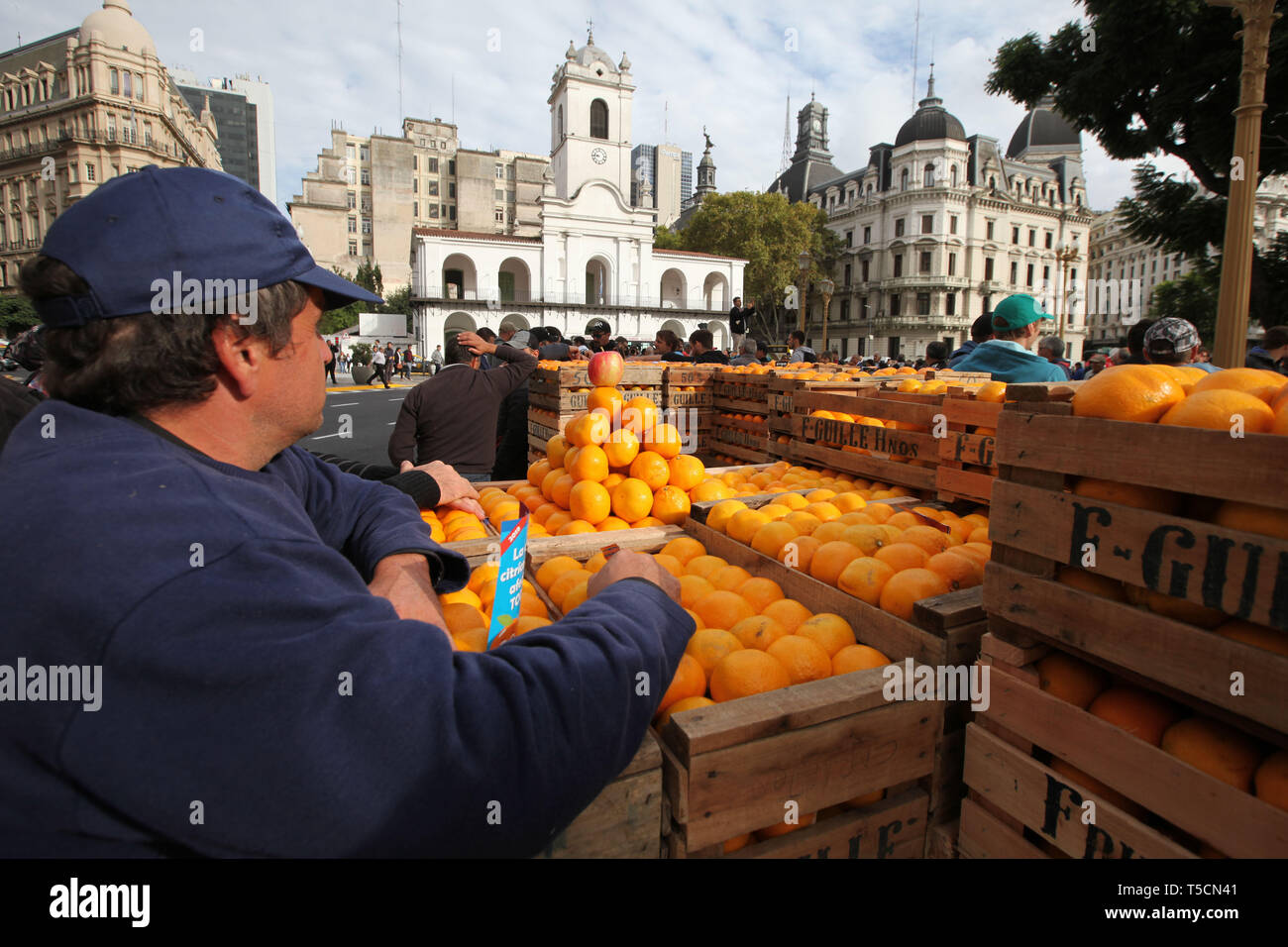 Buenos Aires, Buenos Aires, Argentinien. 23 Apr, 2019. Obstbauern gab sich Tonnen Äpfel und Orangen an einkommensschwache Menschen, die auf der Plaza de Mayo versammelt, in einem Protest, ''Frutazo'' genannt. Die argentinischen Obstbauern haben mehrere Demonstrationen statt und Bitten um finanzielle Unterstützung von der Regierung. Credit: Claudio Santisteban/ZUMA Draht/Alamy leben Nachrichten Stockfoto