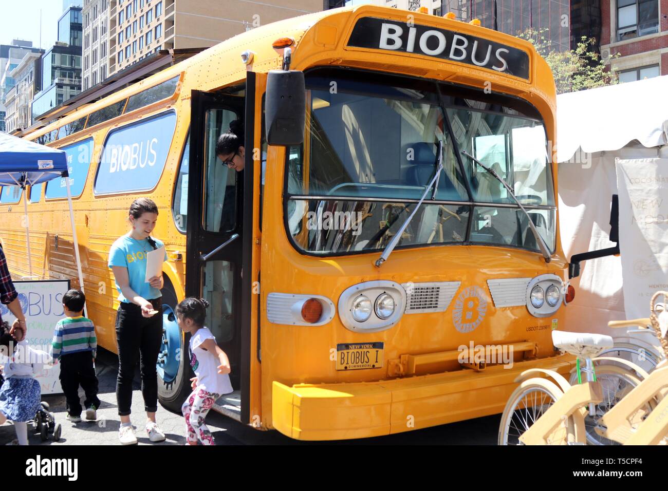 New York City, New York, USA. 23 Apr, 2019. Beliebte New Yorker Union Square war abuzz mit Feder Aktivitäten auf 23. April, 2019 - mit Aktivitäten für jedes Interesse und Geschmack, einschließlich Essen und Trinken proben Giveaway, Umweltbewusstsein Tipps, live Musik, kunst, aktivismus und Zeichentrickfiguren für Kinder. Credit: G. Ronald Lopez/ZUMA Draht/Alamy leben Nachrichten Stockfoto