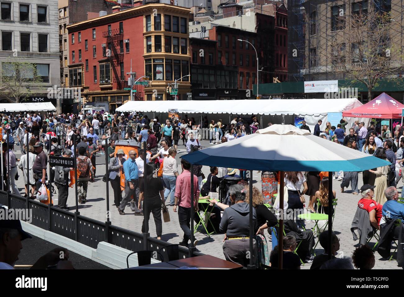 New York City, New York, USA. 23 Apr, 2019. Beliebte New Yorker Union Square war abuzz mit Feder Aktivitäten auf 23. April, 2019 - mit Aktivitäten für jedes Interesse und Geschmack, einschließlich Essen und Trinken proben Giveaway, Umweltbewusstsein Tipps, live Musik, kunst, aktivismus und Zeichentrickfiguren für Kinder. Credit: G. Ronald Lopez/ZUMA Draht/Alamy leben Nachrichten Stockfoto