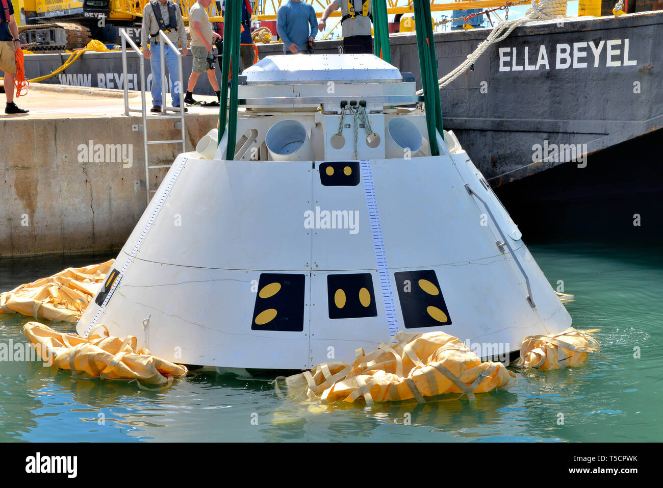 Cape Canaveral Air Force Station in Florida. USA. April 23, 2019. Die NASA und das Verteidigungsministerium Human Space Flight Support (HSFS) Büro Rescue Division (einschließlich Air Force 45 Space Wing Distanz 3) führen eine Suche und Rettung Training in den nächsten Tagen an die Armee Warf auf Cape Canaveral Air Force Station und in den Atlantischen Ozean. Dies ist die erste - am Meer Übung mit dem Boeing CST-100 Starliner Ausbildung Kapsel, wie Boiler Plate 3 bekannt, vor der kommerziellen crew Flight Test mit Astronauten noch für dieses Jahr geplant. Credit: Julian Porree/Alamy leben Nachrichten Stockfoto
