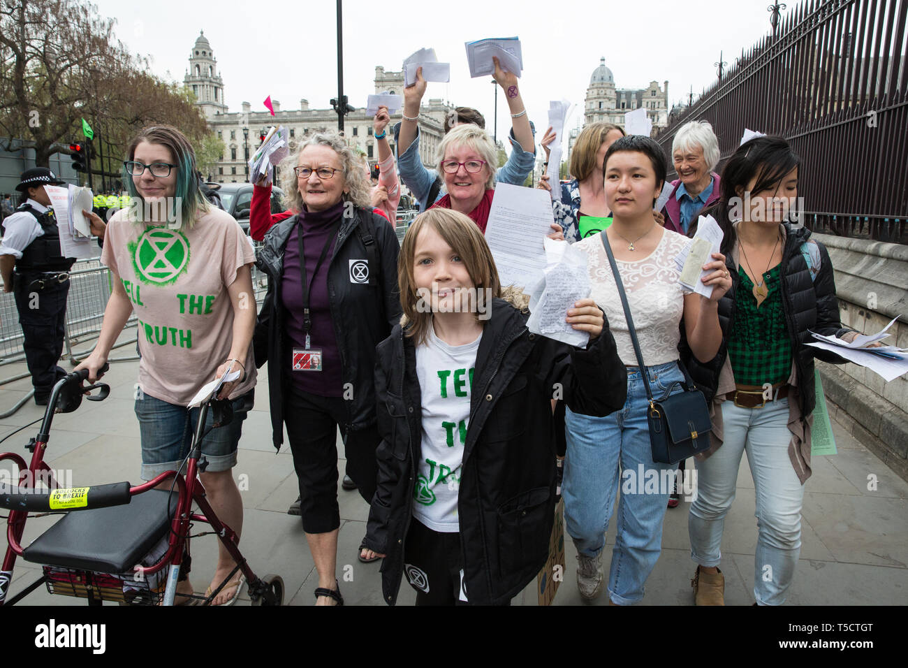 London, Großbritannien. 23. April 2019. Jenny Jones, Baroness Jones von Moulsecoomb, begleitet zehn Klimawandel Aktivisten vor dem Aussterben Rebellion Briefe an die Mitglieder des Parlaments treffen um das Problem des Klimawandels zu diskutieren. Credit: Mark Kerrison/Alamy leben Nachrichten Stockfoto