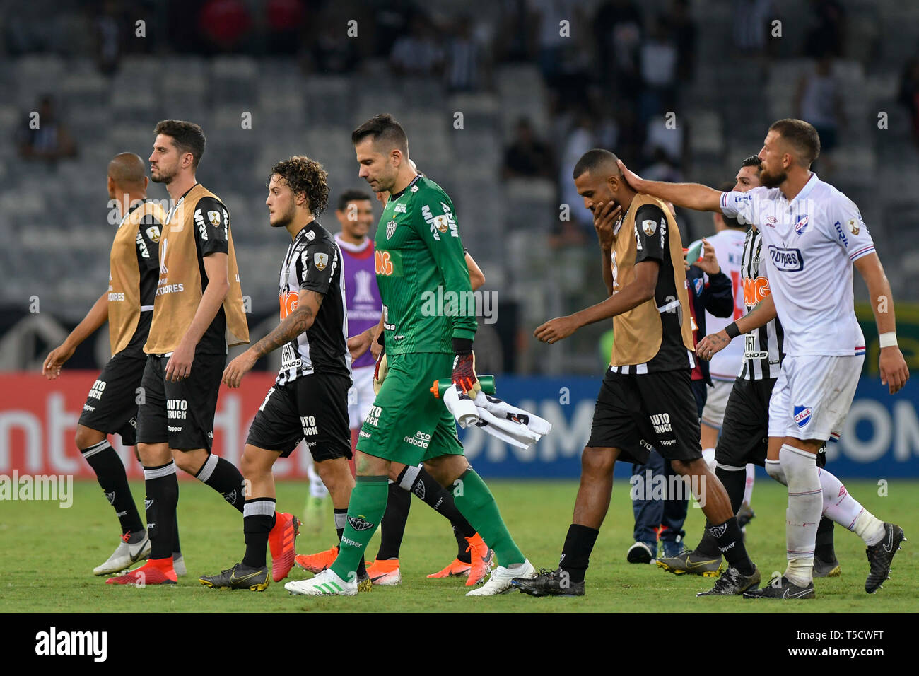 Belo Horizonte, Brasilien. 23 Apr, 2019. Atlético' Sm an Tht zum Ende der Partie zwischen Atlético-MG x Nacional (Uru) Gültig für Thea Libertadores von Amerika hea statt im Stadion Mineirão. Credit: Daniel Oliveira/FotoArena/Alamy leben Nachrichten Stockfoto Belo Horizonte, Brasilien. 23 Apr, 2019. Atlético' Sm an Tht zum Ende der Partie zwischen Atlético-MG x Nacional (Uru) Gültig für Thea Libertadores von Amerika hea statt im Stadion Mineirão. Credit: Daniel Oliveira/FotoArena/Alamy leben Nachrichten Stockfoto