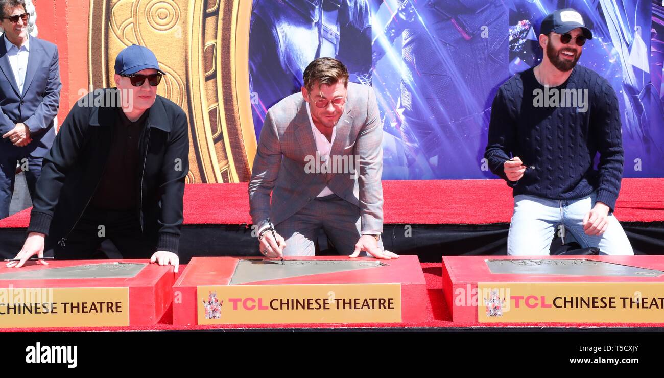 Hollywood, Vereinigte Staaten. 23 Apr, 2019. HOLLYWOOD, LOS ANGELES, Kalifornien, USA - 23. April: Kevin Feige, Chris Hemsworth, Chris Evans an den Marvel Studios'' Avengers: Endgame' Cast legen Ihre Hand druckt in Zement bei TCL Chinese Theater IMAX Vorplatz an der TCL Chinese Theater IMAX am 23. April 2019 in Hollywood, Los Angeles, Kalifornien, Vereinigte Staaten. (Foto von David Acosta/Image Press Agency) Quelle: Bild Presse Agentur/Alamy leben Nachrichten Stockfoto