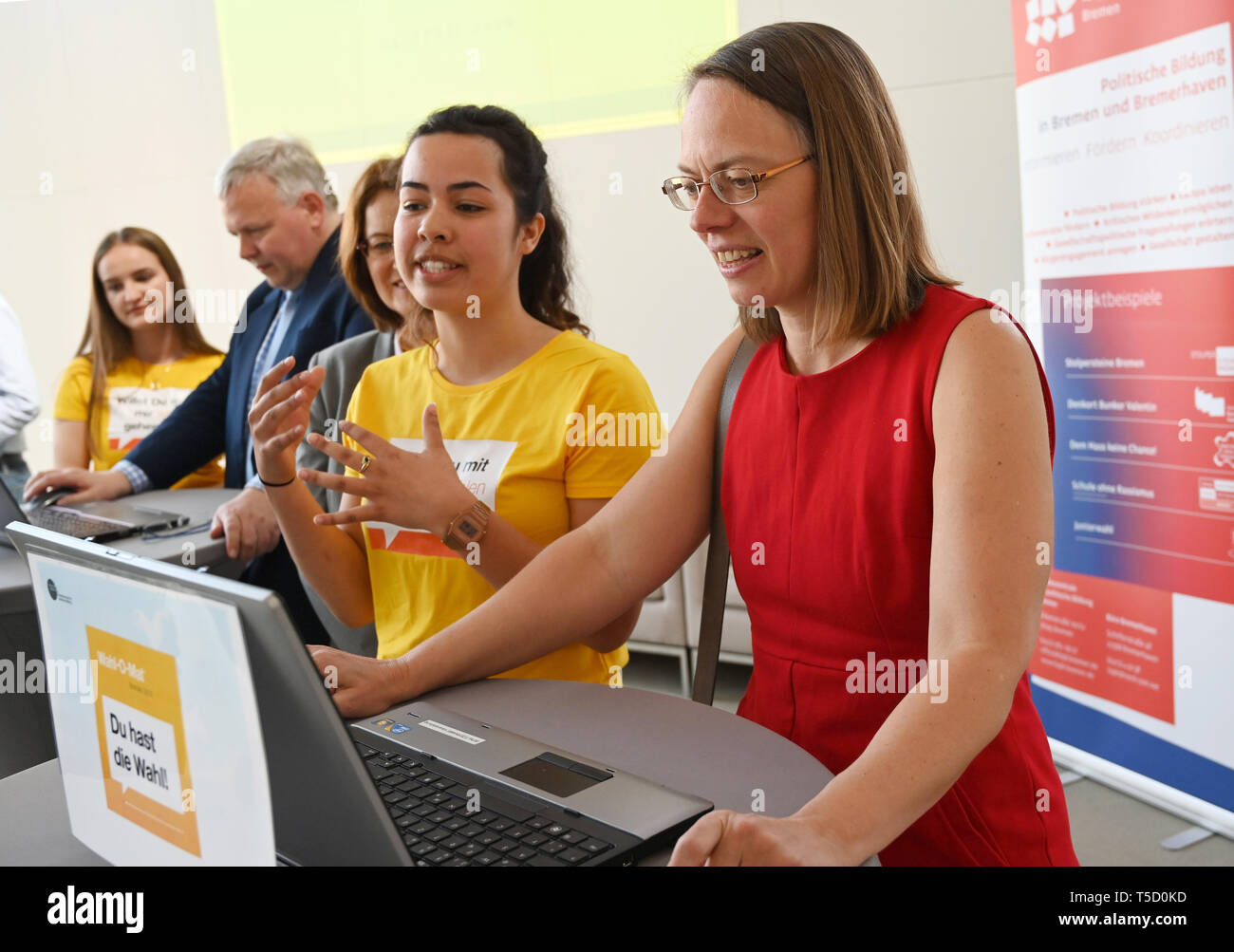 Bremen, Deutschland. 24 Apr, 2019. Theresa Nußbaum (2. von rechts) präsentiert Sascha Karolin Aulepp (SPD, r) mit der Wahl-O-Mat für die staatsbürgerschaft Wahl in Bremen. In der on-line-Programm können die Bürger ihre politischen Ansichten mit den Programmen der Parteien zu den Landtagswahlen vergleichen, um Hilfe für die Wahl der Entscheidung zu erhalten. Der Wahl-O-Mat wurde von der Bundeszentrale für politische Bildung, der Landeszentrale und die Bremische Bürgerschaft (landesparlament). Quelle: Carmen Jaspersen/dpa/Alamy leben Nachrichten Stockfoto