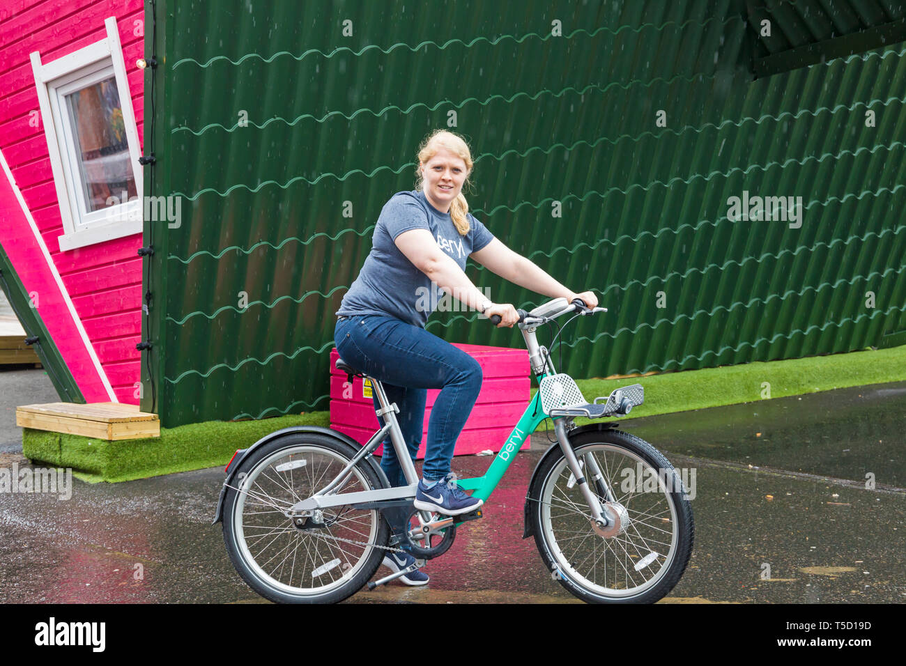 Bournemouth Bibliothek, Bournemouth, Dorset, Großbritannien. 24 Apr, 2019. Die Bewohner erhalten die Gelegenheit, einen ersten Einblick in die Beryl Bikes zu erhalten, Türkis Team kennen und erfahren Sie mehr, mit dem Ziel, mehr Menschen mit Fahrrädern und weniger Autos auf den Straßen zu erhalten. Betreiber Beryl plan Beryls erste Bike teilen in Bournemouth und Poole im nächsten Monat mit 50 Bikes zunächst starten, steigend bis 1000. Fahrer werden sichere und die Fahrräder in lassen' Berylle Buchten "parkzonen, Zugang über eine App - die Bikes wiegen ca. 5 kg mit in den Lichtern gebaut und mit GPS-Ortung ausgestattet. Credit: Carolyn Jenkins/Alamy leben Nachrichten Stockfoto