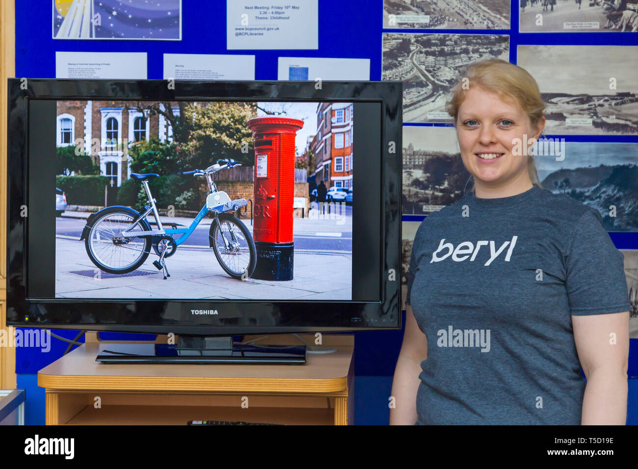 Bournemouth Bibliothek, Bournemouth, Dorset, Großbritannien. 24 Apr, 2019. Die Bewohner erhalten die Gelegenheit, einen ersten Einblick in die Beryl Bikes zu erhalten, Türkis Team kennen und erfahren Sie mehr, mit dem Ziel, mehr Menschen mit Fahrrädern und weniger Autos auf den Straßen zu erhalten. Betreiber Beryl plan Beryls erste Bike teilen in Bournemouth und Poole im nächsten Monat mit 50 Bikes zunächst starten, steigend bis 1000. Fahrer werden sichere und die Fahrräder in lassen' Berylle Buchten "parkzonen, Zugang über eine App - die Bikes wiegen ca. 5 kg mit in den Lichtern gebaut und mit GPS-Ortung ausgestattet. Credit: Carolyn Jenkins/Alamy leben Nachrichten Stockfoto