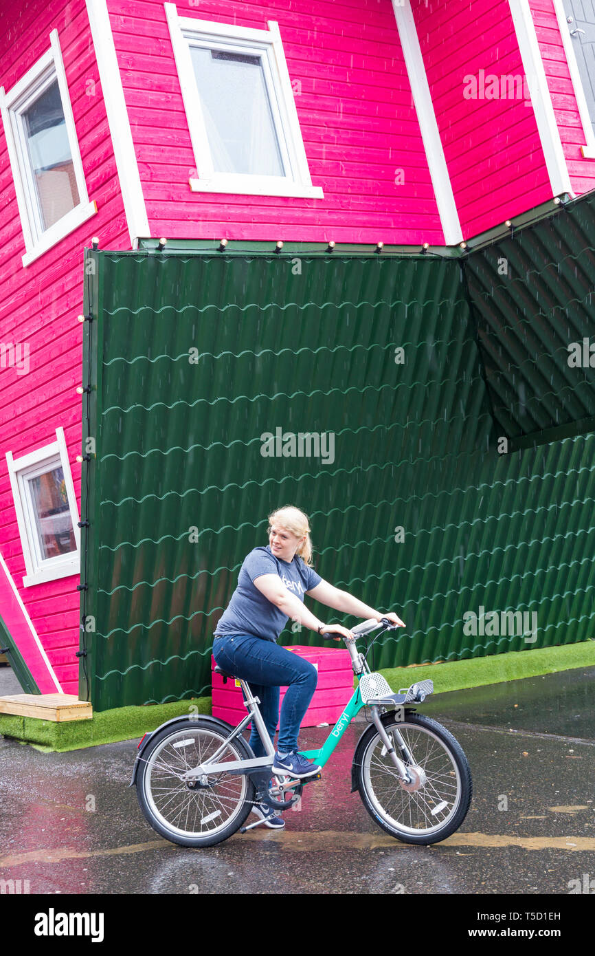 Bournemouth Bibliothek, Bournemouth, Dorset, Großbritannien. 24 Apr, 2019. Die Bewohner erhalten die Gelegenheit, einen ersten Einblick in die Beryl Bikes zu erhalten, Türkis Team kennen und erfahren Sie mehr, mit dem Ziel, mehr Menschen mit Fahrrädern und weniger Autos auf den Straßen zu erhalten. Betreiber Beryl plan Beryls erste Bike teilen in Bournemouth und Poole im nächsten Monat mit 50 Bikes zunächst starten, steigend bis 1000. Fahrer werden sichere und die Fahrräder in lassen' Berylle Buchten "parkzonen, Zugang über eine App - die Bikes wiegen ca. 5 kg mit in den Lichtern gebaut und mit GPS-Ortung ausgestattet. Credit: Carolyn Jenkins/Alamy leben Nachrichten Stockfoto