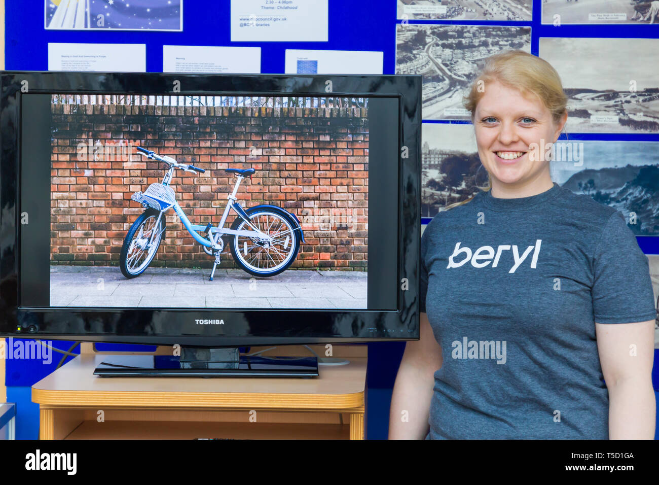 Bournemouth Bibliothek, Bournemouth, Dorset, Großbritannien. 24 Apr, 2019. Die Bewohner erhalten die Gelegenheit, einen ersten Einblick in die Beryl Bikes zu erhalten, Türkis Team kennen und erfahren Sie mehr, mit dem Ziel, mehr Menschen mit Fahrrädern und weniger Autos auf den Straßen zu erhalten. Betreiber Beryl plan Beryls erste Bike teilen in Bournemouth und Poole im nächsten Monat mit 50 Bikes zunächst starten, steigend bis 1000. Fahrer werden sichere und die Fahrräder in lassen' Berylle Buchten "parkzonen, Zugang über eine App - die Bikes wiegen ca. 5 kg mit in den Lichtern gebaut und mit GPS-Ortung ausgestattet. Credit: Carolyn Jenkins/Alamy leben Nachrichten Stockfoto