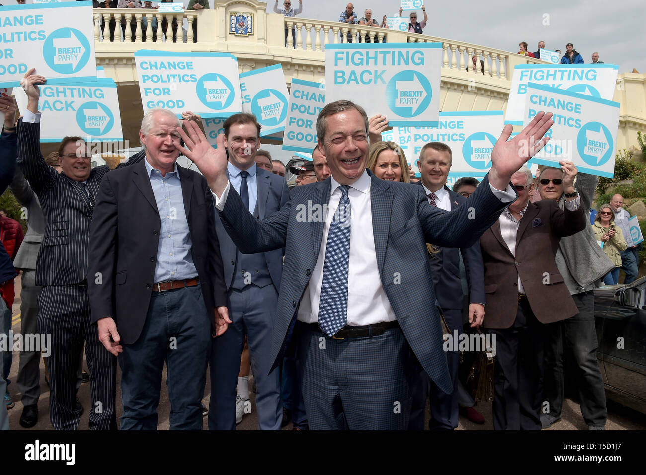 Clacton on Sea, Essex, Großbritannien. 24. April 2019. Clacton-on-Sea Essex Nigel Farage Führer der Brexit Partei hält eine Kundgebung an der Pier Eingang in das, was als 'Most euroskeptischen Stadt im Land" beschrieben wurde: MARTIN DALTON/Alamy leben Nachrichten Stockfoto