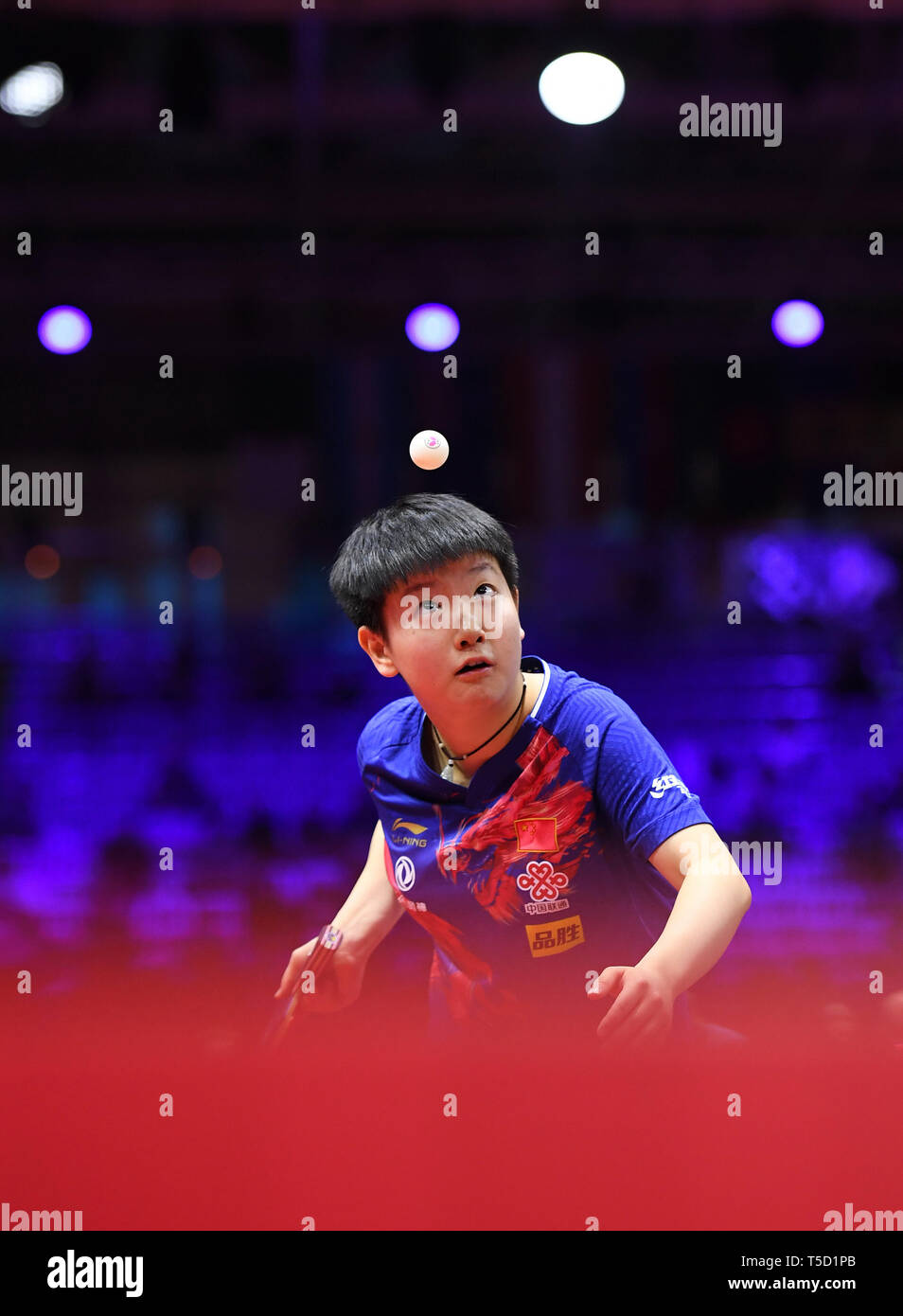 Budapest. 24 Apr, 2019. Sun Yingsha von China konkurriert während singles Runde der Frauen von 32 Match zwischen Sun Yingsha von China und Ito Mima Japans in 2019 ITTF World Tischtennis-WM in Budapest, Ungarn am 24. April 2019. Credit: Lu Yang/Xinhua/Alamy leben Nachrichten Stockfoto