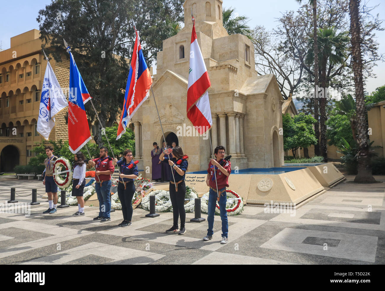 Beirut, Libanon. 24 Apr, 2019. Antranik Pfadfinder in Beirut Mark der 104. Jahrestag des Armenischen Völkermordes mit einem Service, der Erinnerung und der Kranzniederlegung am Denkmal der Märtyrer St. Stephano Kirche n der Erzdiözese Antellias nördlich von Beirut die 1,5 Millionen Armeniern 1915 zu gedenken, die systematisch unter dem Osmanischen Reich getötet. Die Türkei hat der Begriff Völkermord heftig abgelehnt und hat abgelehnt, die Ansprüche des armenischen Volkes Credit: Amer ghazzal/Alamy Leben Nachrichten zu erkennen Stockfoto