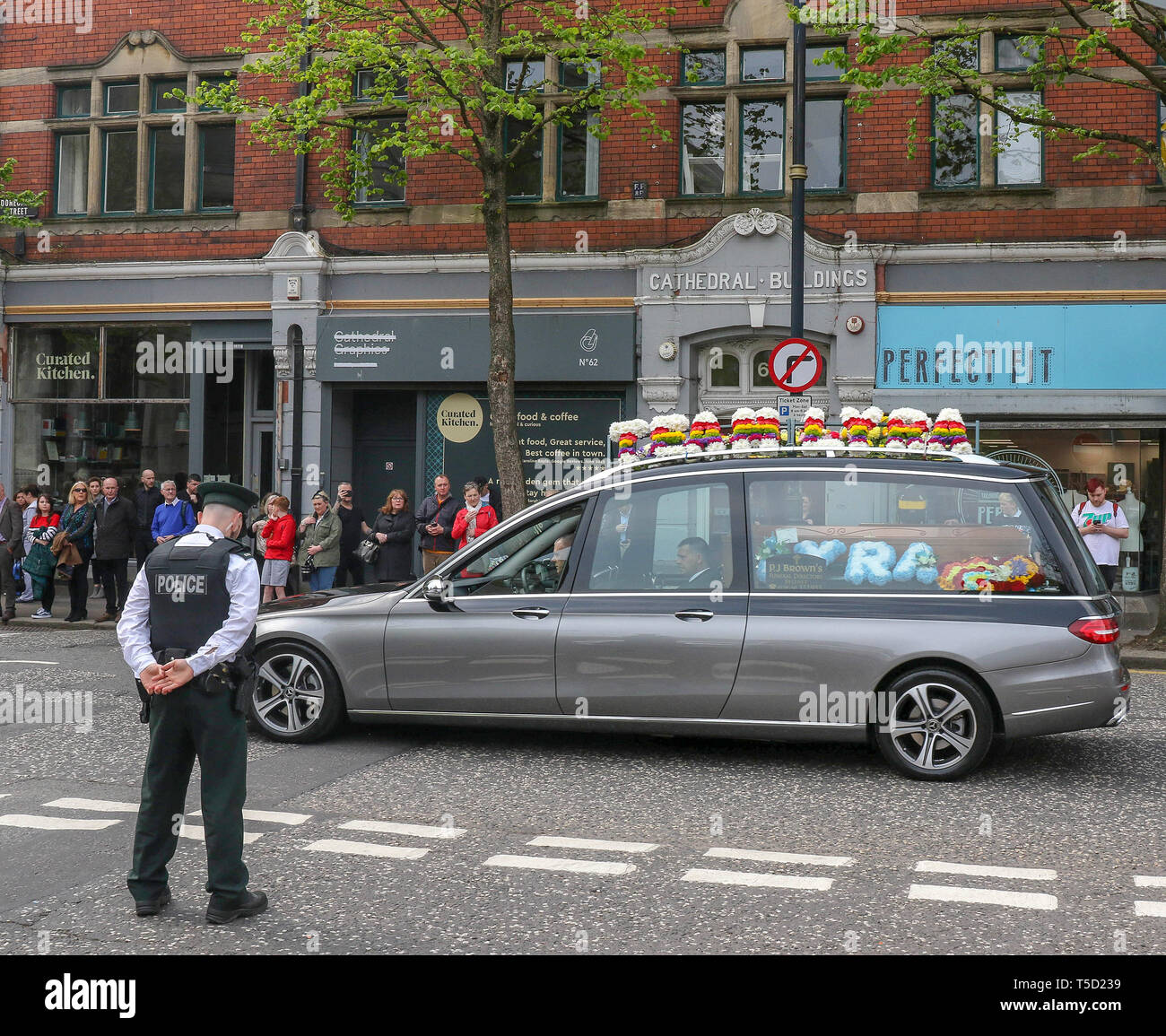 Belfast, Nordirland, Großbritannien. 24. April 2019. Die Beerdigung von Lyra McKee fand im St. Anne's Cathedral in Belfast statt. Der 29-jährige Journalist wurde im Creggan Immobilien in Londonderry auf Donnerstag Nacht unter Beachtung Ausschreitungen ermordet. Ein dissident republikanisches Gunman eröffneten das Feuer in Richtung Polizei und Ms McKee wurde tödlich verwundet. Credit: CAZIMB/Alamy Leben Nachrichten. Stockfoto