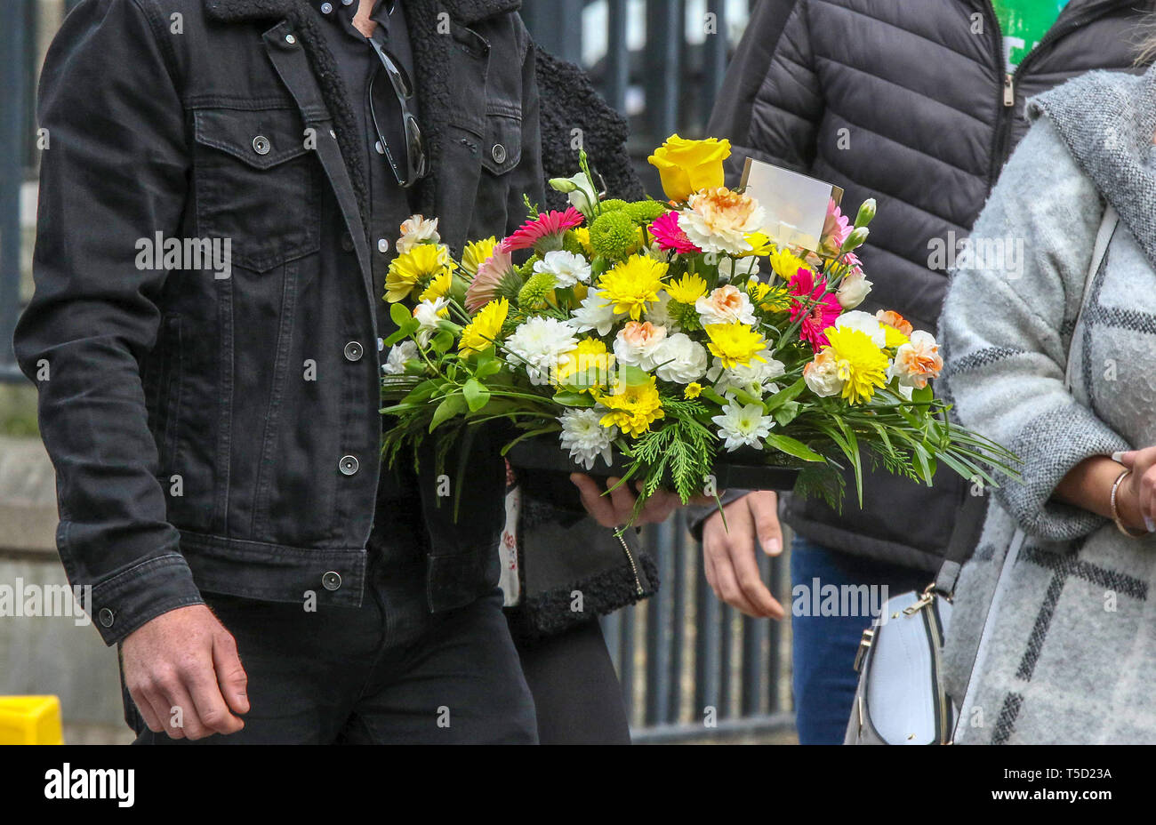 Belfast, Nordirland, Großbritannien. 24. April 2019. Die Beerdigung von Lyra McKee fand im St. Anne's Cathedral in Belfast statt. Der 29-jährige Journalist wurde im Creggan Immobilien in Londonderry auf Donnerstag Nacht unter Beachtung Ausschreitungen ermordet. Ein dissident republikanisches Gunman eröffneten das Feuer in Richtung Polizei und Ms McKee wurde tödlich verwundet. Credit: CAZIMB/Alamy Leben Nachrichten. Stockfoto