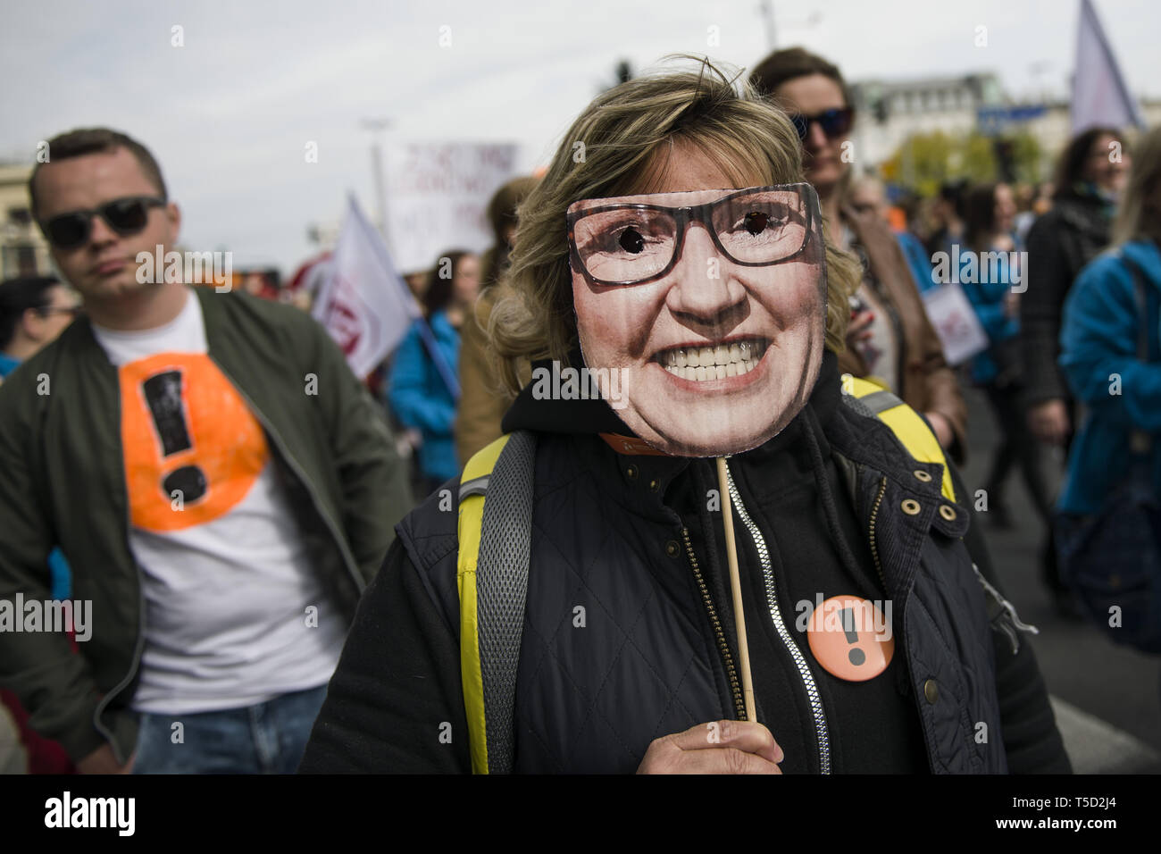 Warszawa, Mazowieckie, Polen. 24 Apr, 2019. Eine Demonstrantin wird im März mit der Maske der Minister für Bildung gesehen - Anna zalewska's Gesicht während des Streiks. 24. April in der 17. Tag war der Streik polnischer Lehrer. Tausende Lehrer und ihre Unterstützer durch Warschau marschierte, ersten, außerhalb des Parlaments und nach, die dem Ministerium für Nationale Bildung (MEN). Die Forderungen der Demonstranten sind immer noch die Gleichen - eine Erhöhung der Löhne und Gehälter bis zu 1.000 PLN. Credit: Attila Husejnow/SOPA Images/ZUMA Draht/Alamy leben Nachrichten Stockfoto
