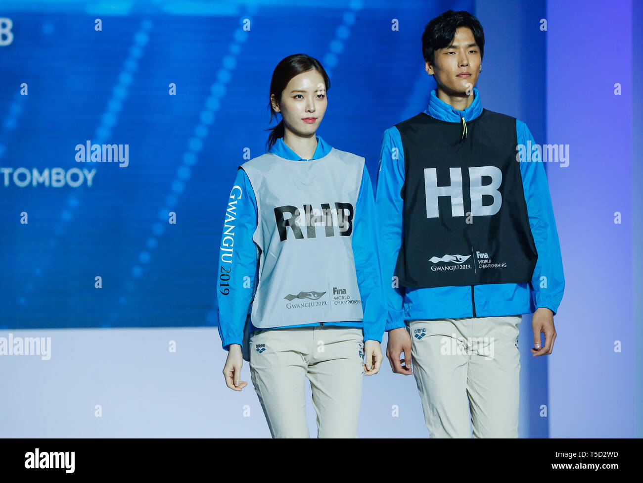 Seoul, Südkorea. 24 Apr, 2019. Modelle zeigen die Uniformen von 2019 Gwangju FINA Weltmeisterschaft in Seoul, der Hauptstadt von Südkorea, 24. April 2019. Quelle: Xinhua Wang Jingqiang/Alamy leben Nachrichten Stockfoto