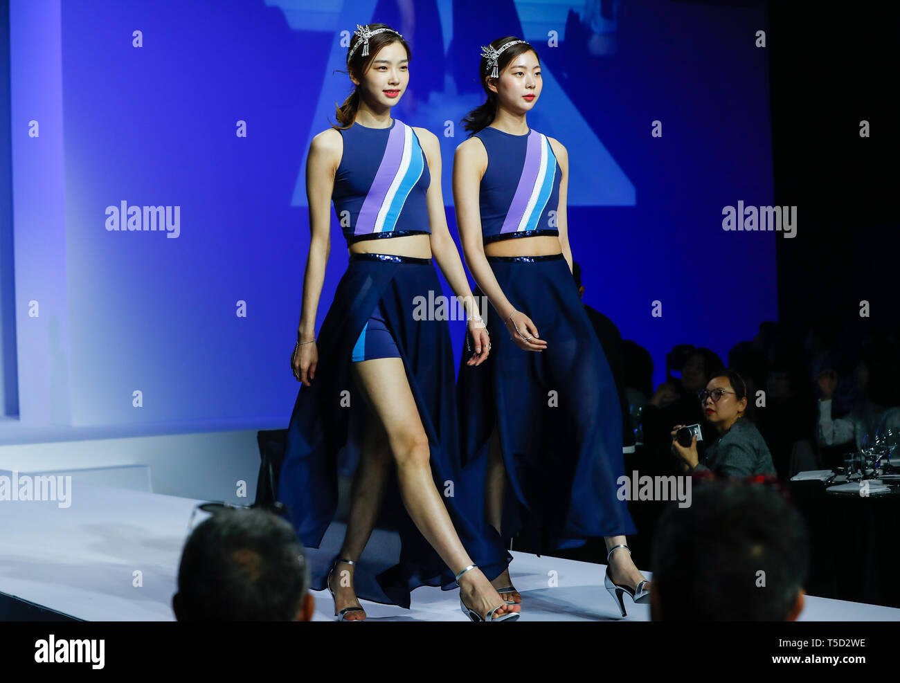 Seoul, Südkorea. 24 Apr, 2019. Modelle zeigen die Uniformen von 2019 Gwangju FINA Weltmeisterschaft in Seoul, der Hauptstadt von Südkorea, 24. April 2019. Quelle: Xinhua Wang Jingqiang/Alamy leben Nachrichten Stockfoto
