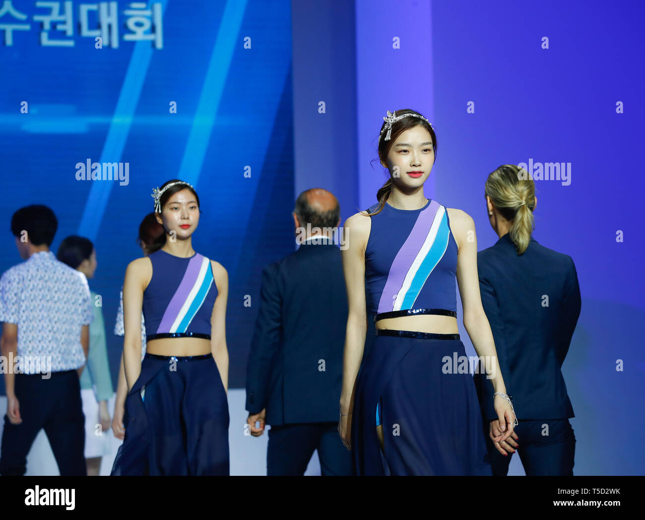 Seoul, Südkorea. 24 Apr, 2019. Modelle zeigen die Uniformen von 2019 Gwangju FINA Weltmeisterschaft in Seoul, der Hauptstadt von Südkorea, 24. April 2019. Quelle: Xinhua Wang Jingqiang/Alamy leben Nachrichten Stockfoto