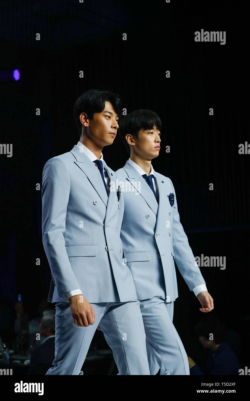 Seoul, Südkorea. 24 Apr, 2019. Modelle zeigen die Uniformen von 2019 Gwangju FINA Weltmeisterschaft in Seoul, der Hauptstadt von Südkorea, 24. April 2019. Quelle: Xinhua Wang Jingqiang/Alamy leben Nachrichten Stockfoto