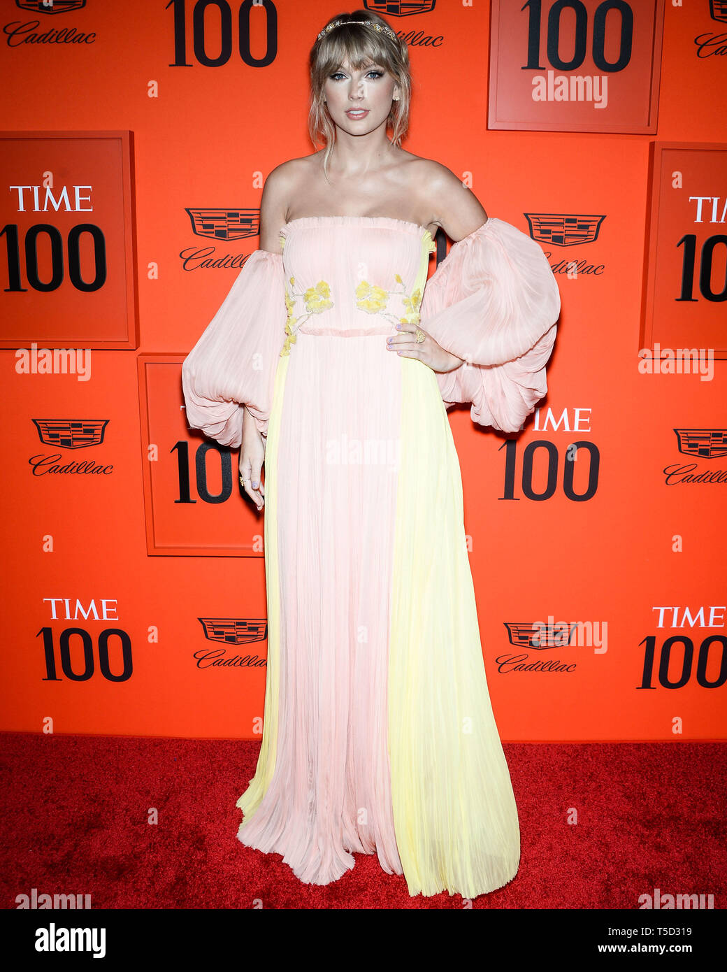 MANHATTAN, NEW YORK CITY, NEW YORK, USA - 23. April: Sängerin Taylor Swift das Tragen eines J. Mendel Kleid, Lorraine Schwartz Schmuck, und Chloe Gosselin Heels kommt an der 2019 Zeit 100 Gala im Frederick S. Rose Hall bei Jazz at Lincoln Center" am 23. April 2019 in Manhattan, New York City, New York, United States. (Foto durch Image Press Agency) Stockfoto