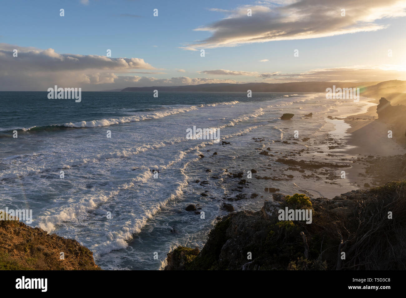 Sonnenuntergang Blick auf den Strand und Klippen am Aireys Inlet entlang der Great Ocean Road, Victoria, Australien Stockfoto