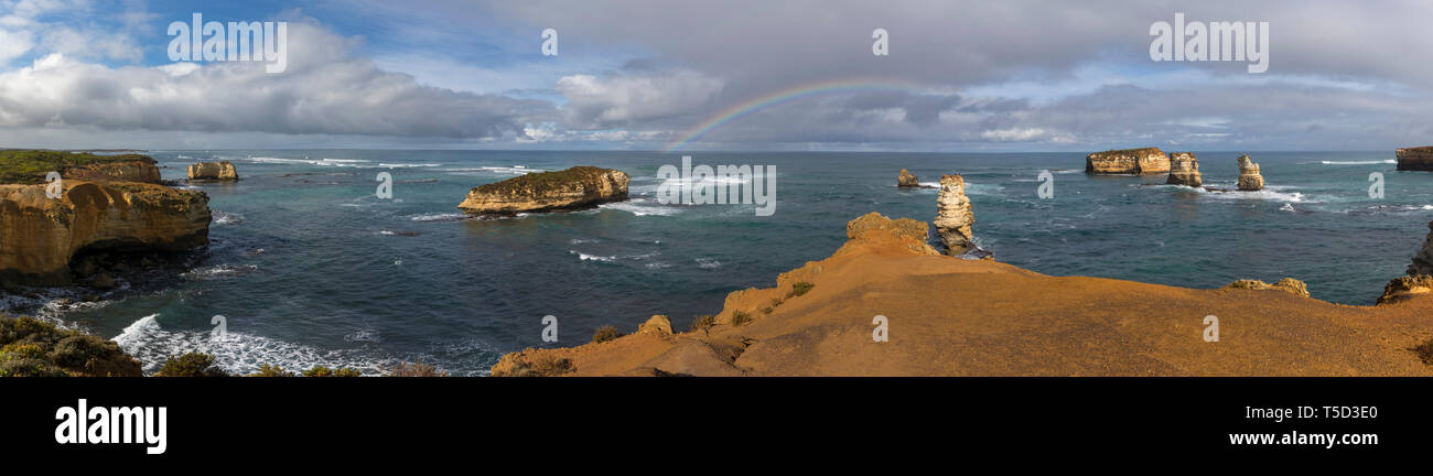 Clearing Himmel und Regenbogen über der Bucht von Inseln entlang der Great Ocean Road, Victoria, Australien Stockfoto