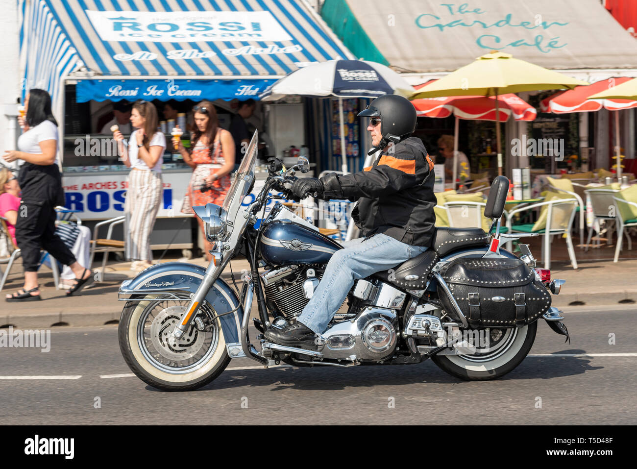 100 Harley Davidson Heritage Softail am Southend Shakedown Auferstehung Motorrad Rallye Event, Southend On Sea, Essex, Großbritannien Stockfoto