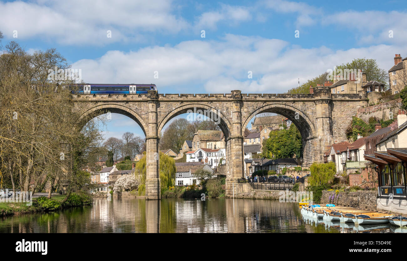 Knaresborough mit Flusses Nidd und Eisenbahnviadukt, Yorkshire, Vereinigtes Königreich Stockfoto