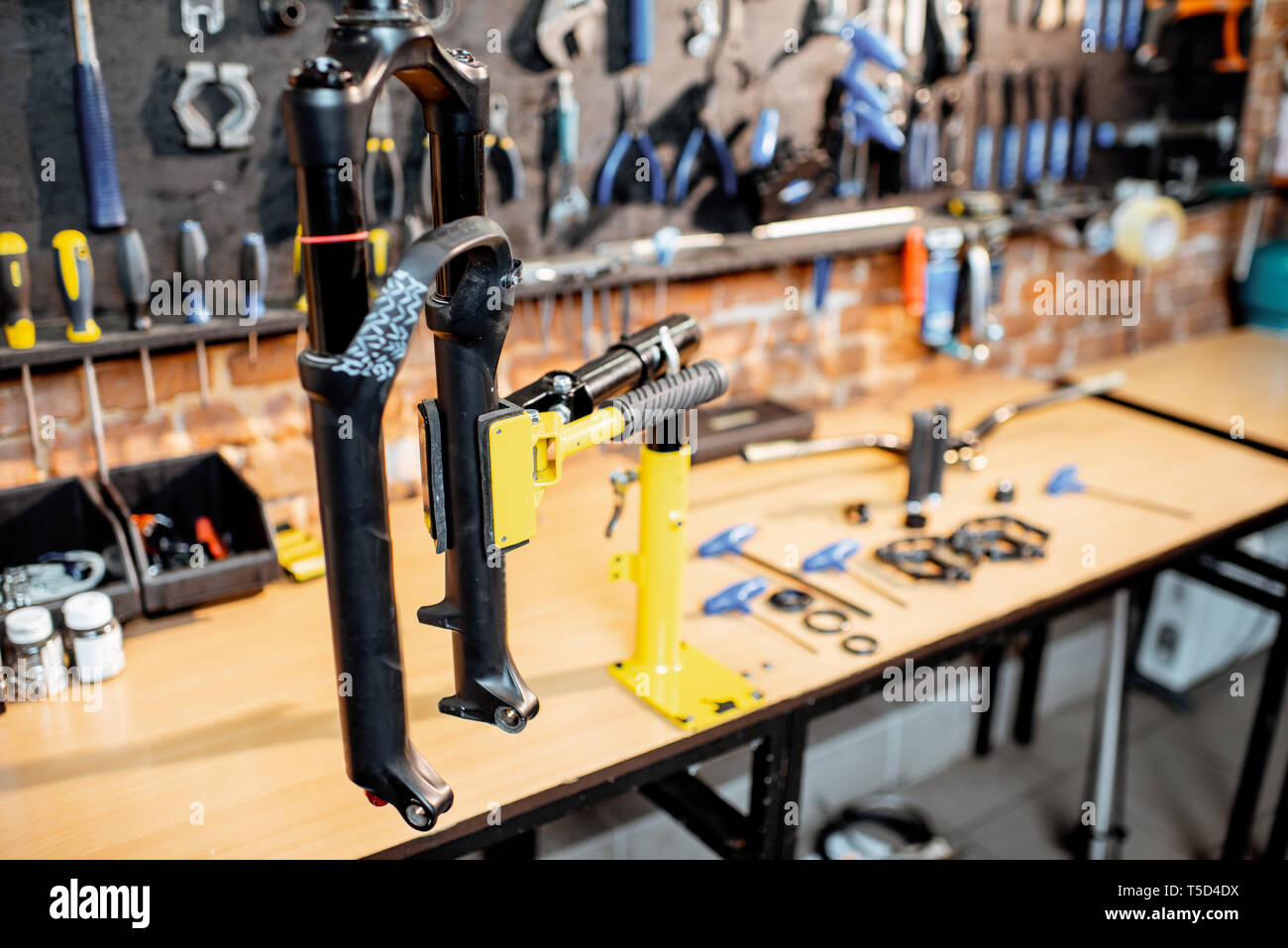 Fahrrad Gabel während der Reparatur hängen an einem Stand in der fahrradwerkstatt Stockfoto