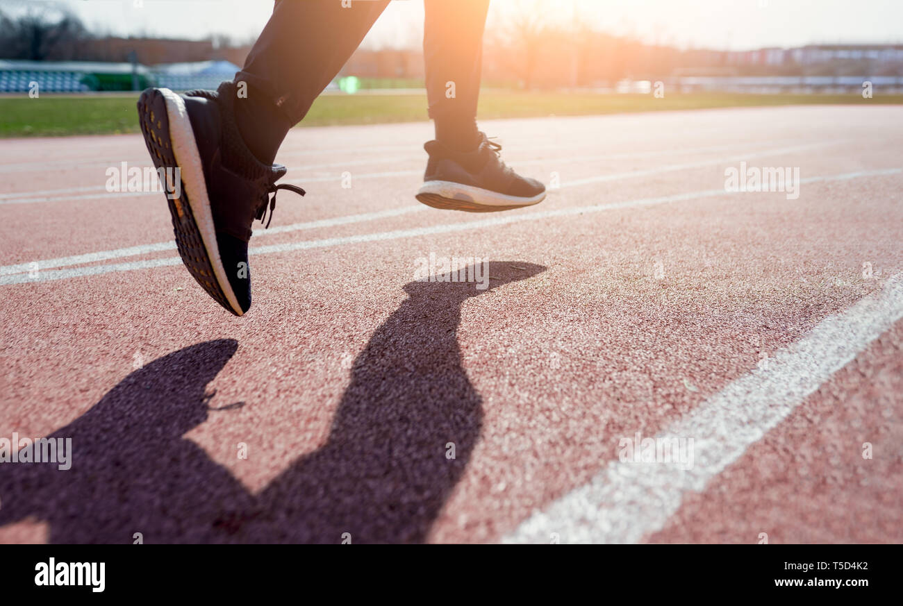 Foto von der Seite Close-up des Athleten Fuß um Stadion läuft Stockfoto