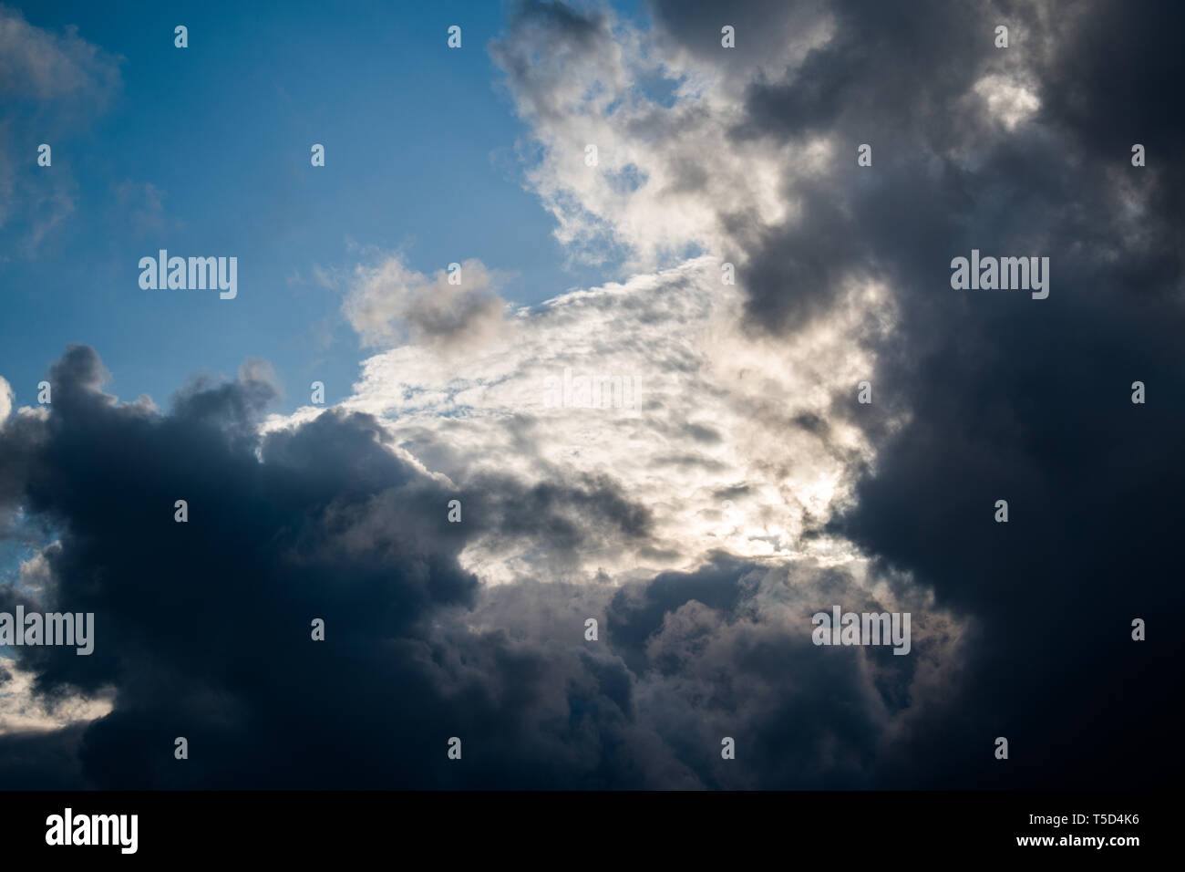 Dies ist eine Erfassung von einige Wolken im Libanon genommen, nachdem ein stürmisches Wetter und Sie können die schöne weiße und schwarze Schichten siehe Stockfoto