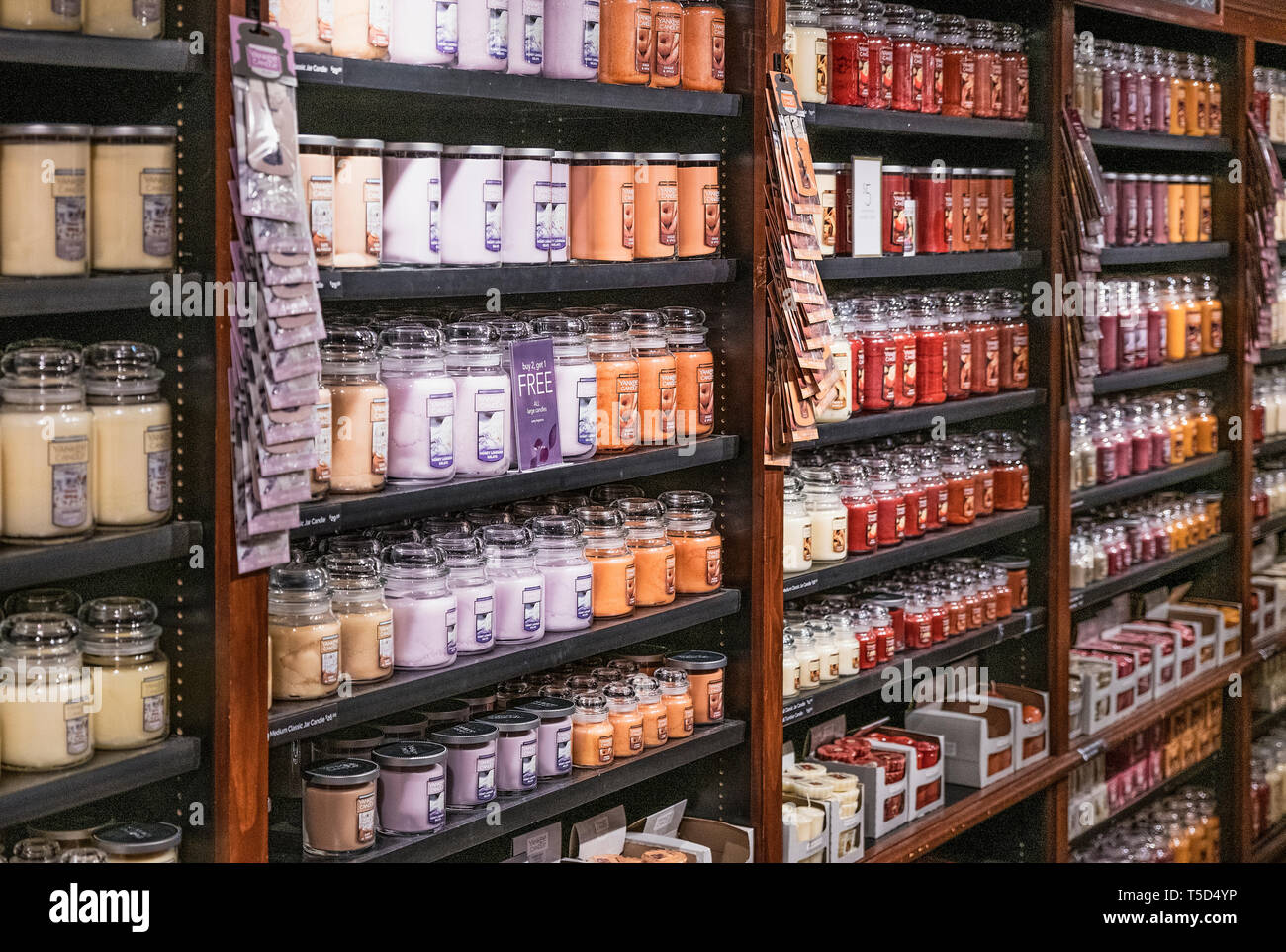 Duftkerzen auf Anzeige ant die Yankee Candle store, Deerfield, Massachusetts, USA. Stockfoto