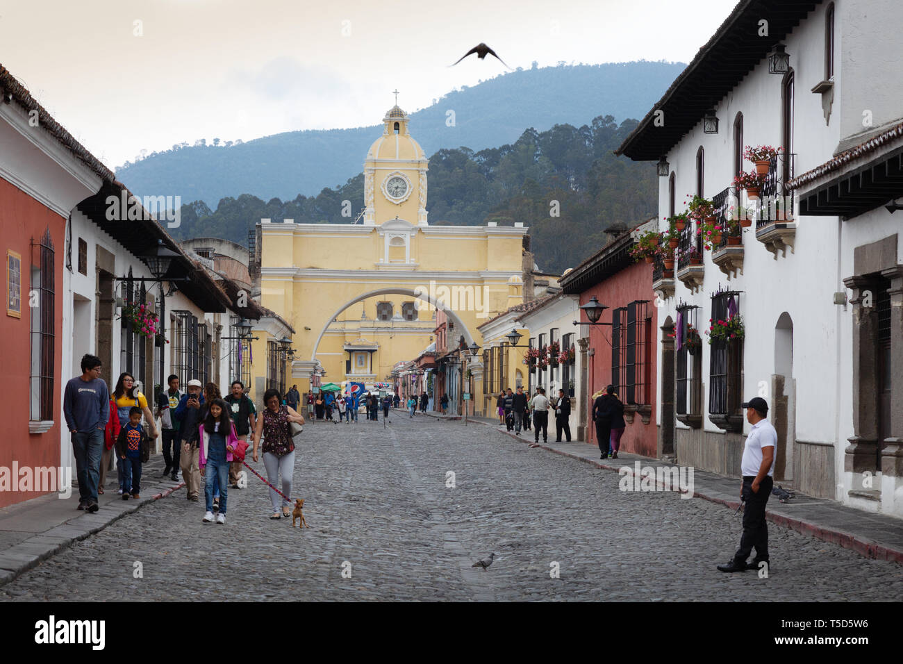 Antigua Guatemala Mittelamerika; street scene mit Menschen und der Santa Catalina Arch, Antigua Guatemala, UNESCO-Weltkulturerbe, Lateinamerika Stockfoto