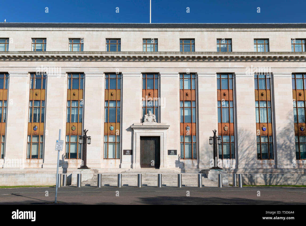 Eine der walisischen Regierung Krone Gebäude (bekannt als cathays Park 1) im Cathays Park, Cardiff. 21. April 2019 Stockfoto