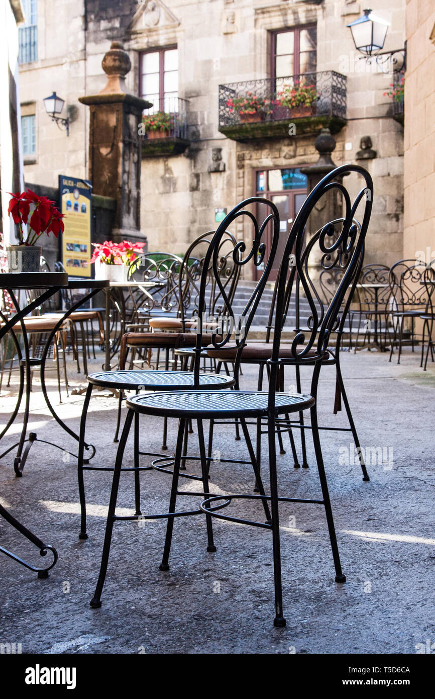 Street Cafe mit Metall Tische und Stühle in Barcelona, Spanien Stockfoto