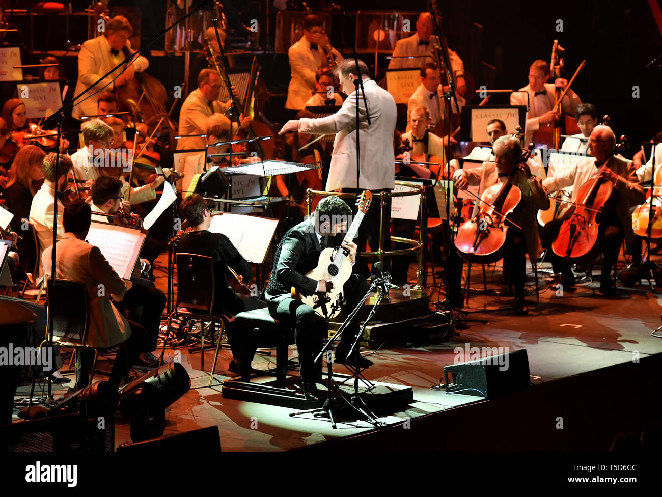 Solist Milos Karadaglic führt mit der Stadt Birmingham Symphony Orchestra in Classic FM Live mit Honda Jazz auf der Bühne in der Londoner Royal Albert Hall. Stockfoto