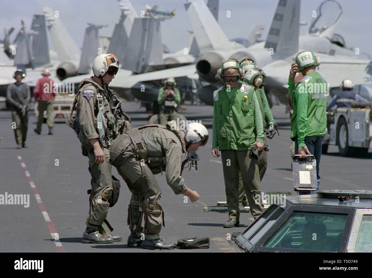 1. November 1993 Marinepiloten bereiten sich auf dem Flugdeck des US Navy Flugzeugträgers USS Abraham Lincoln im Indischen Ozean vor, 50 Meilen vor Mogadischu, Somalia. Im Hintergrund ist ein Gewirr von Schwänzen und Motoren von F/A-18 Hornets. Stockfoto