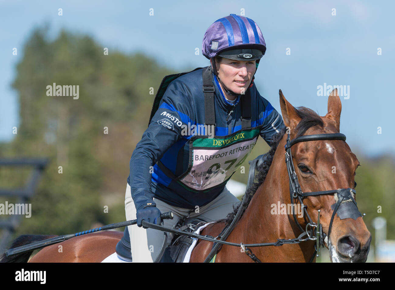 Burnham Market International Horse Trials, Burnham Market, Norfolk, England, 13. April 2019. Zara Tindall und ihrem Pferd Watkins an die Cro-nehmen Stockfoto