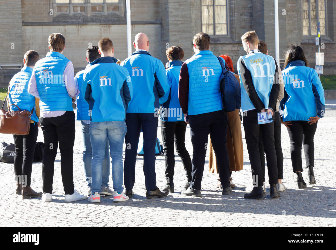 Orebro, Schweden - 17 April, 2019: Mitglieder der schwedischen politischen konservativen Partei Moderaterna mit dem Rücken zur Kamera an der Stadt hal gedreht Stockfoto