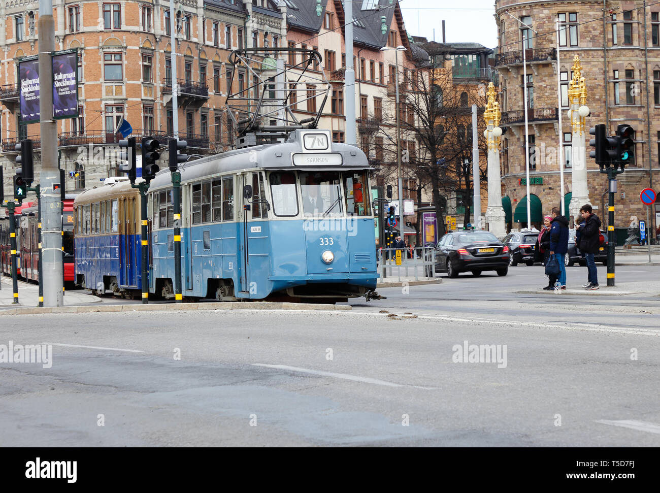 Stockholm, Schweden, 22. April 2019: Blue vintage Mustang Straßenbahn am Nybroplan betreibt die Linie 7 N mit Ziel Skansen mit Unterkante cafe Auto. Stockfoto