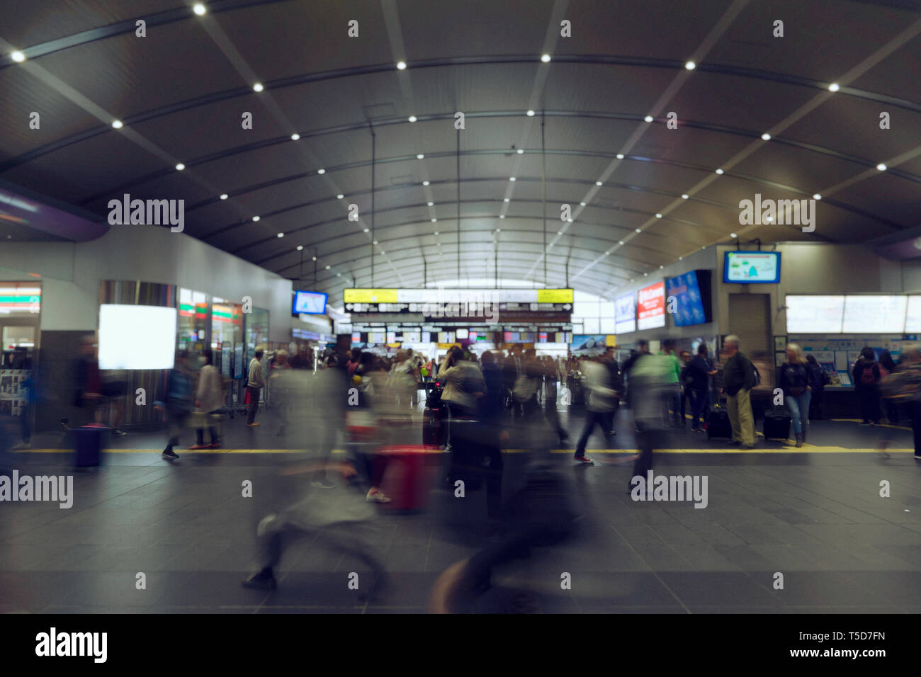 Bewegung von Menschen, die in einer modernen Bahnhof entfernt Stockfoto