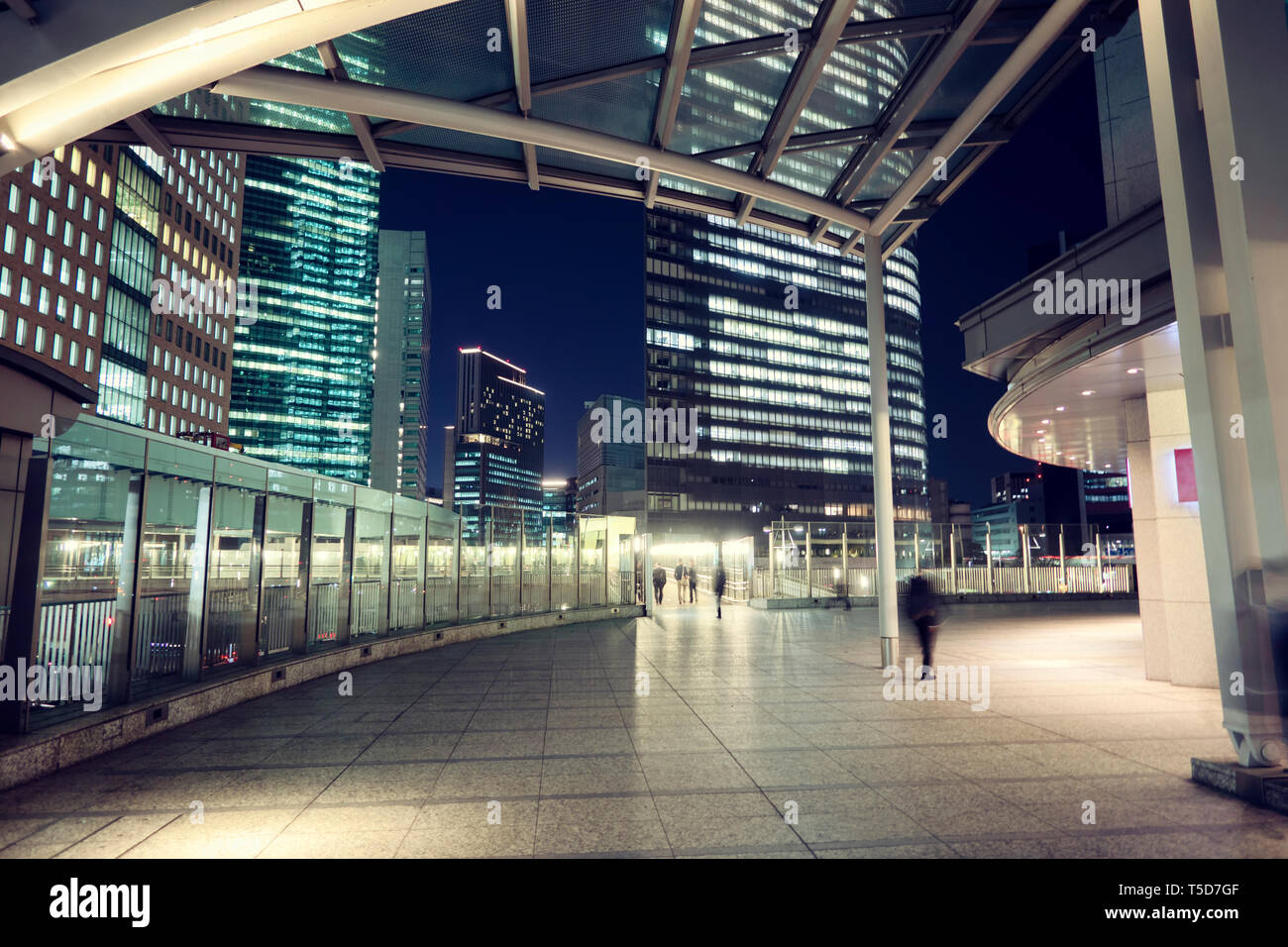 In der breiten Ansicht der modernen Wolkenkratzer in Tokio, Japan. Stockfoto