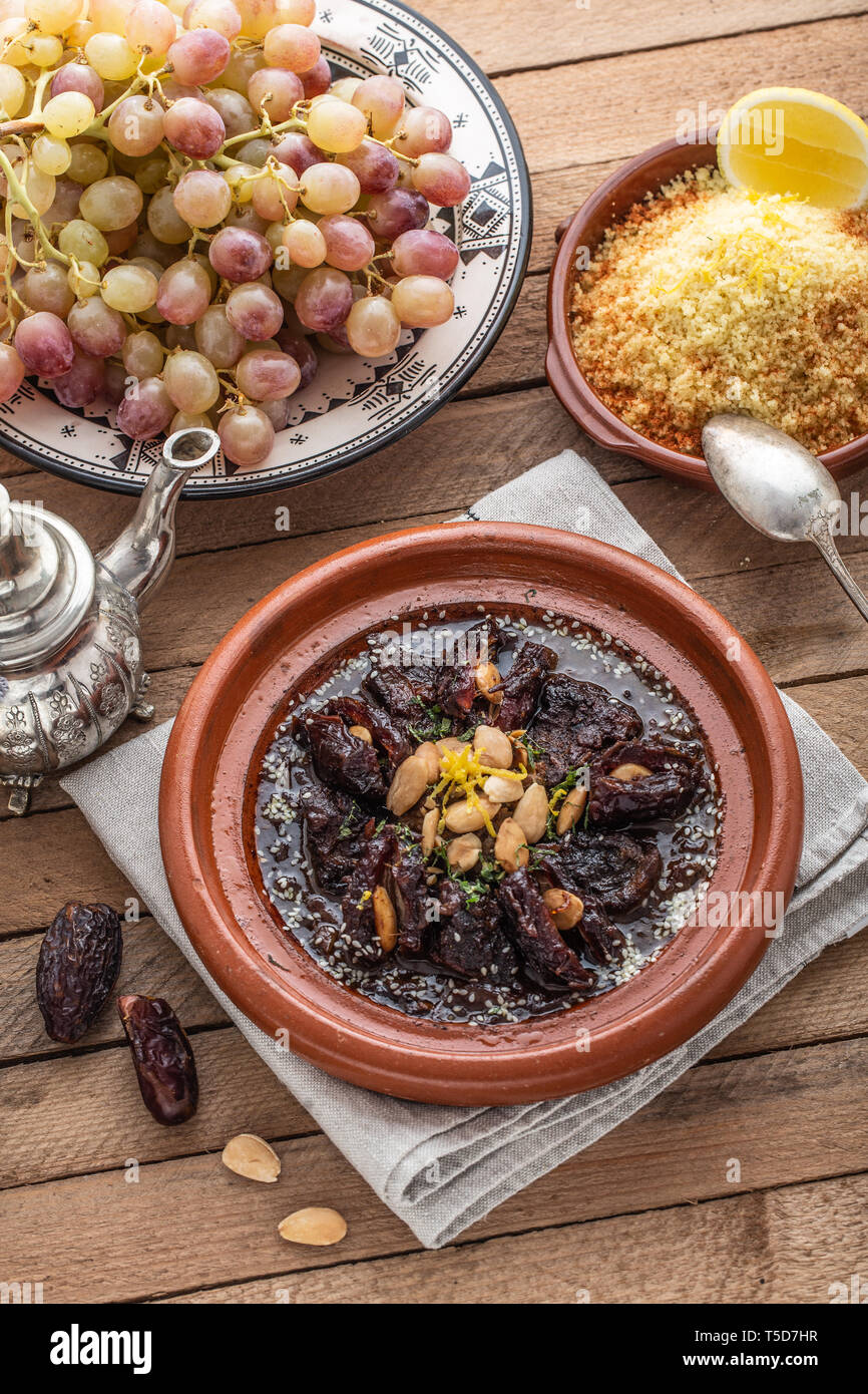 Marokkanische Tajine von Rindfleisch mit Termine und almongs Stockfoto
