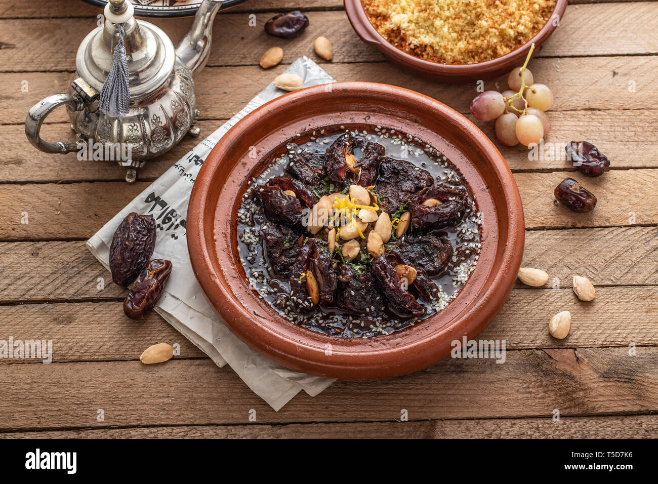 Langsam gekochtes Rindfleisch mit Datteln, Rosinen und Mandeln - marokkanische Tajine Stockfoto