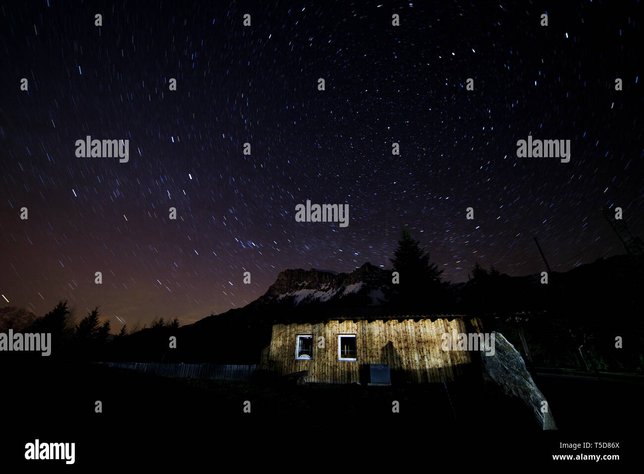 Langzeitbelichtung mit Polaris und bunte Sterne Wanderwege in den österreichischen Alpen mit Kabine Stockfoto