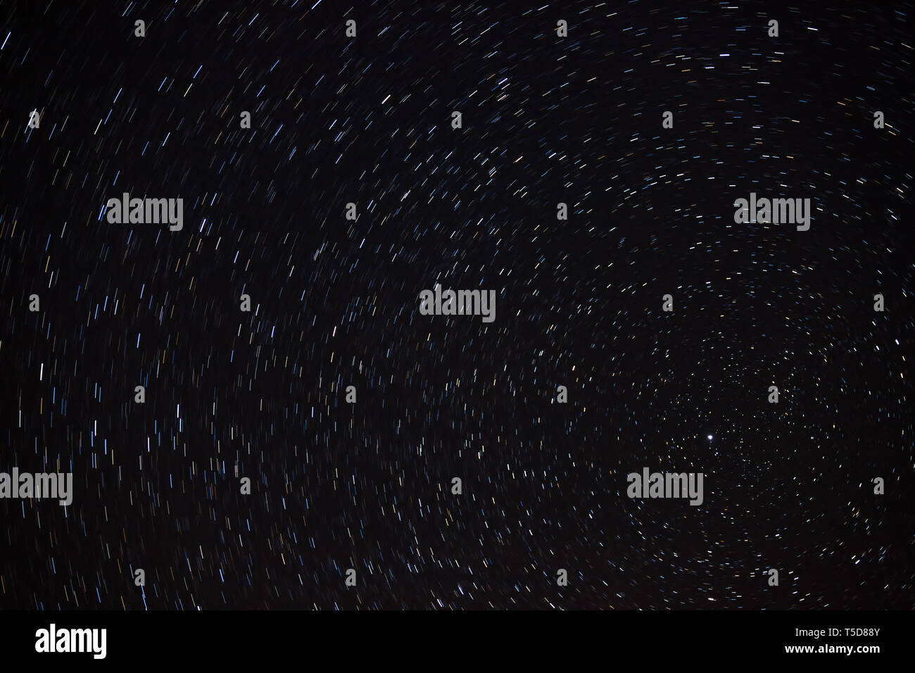Langzeitbelichtung mit Polaris und bunte Sterne Wanderwege in den österreichischen Alpen mit Kabine Stockfoto