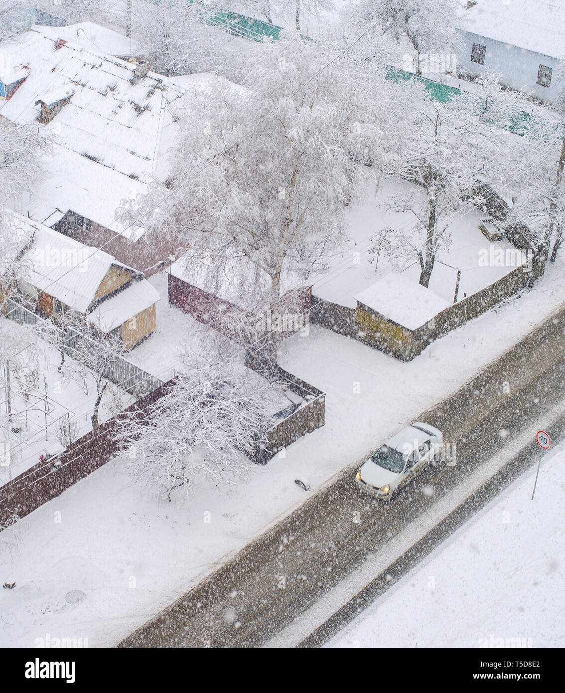 Luftaufnahme von Wohngebiet mit dem Auto auf der Straße und der privaten Häuser in schneefall Wintertag, Kiew, Ukraine Stockfoto