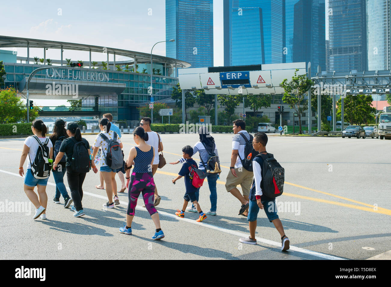 Singapur - Januar 15, 2017: Überqueren der Straße in Singapur. Singapur ist ein globaler Handel, Finanzen und Transport Hub Stockfoto